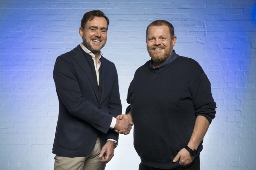 An Image of Matt Bennett Shaking hands with Dick van Baarlen, CEO of Global Mounts Group