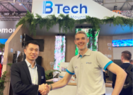 An Image of Mark Walker (Managing Director, B-Tech AV Mounts) Shaking hands with Steven Ping (Director of AV, Hikvision)